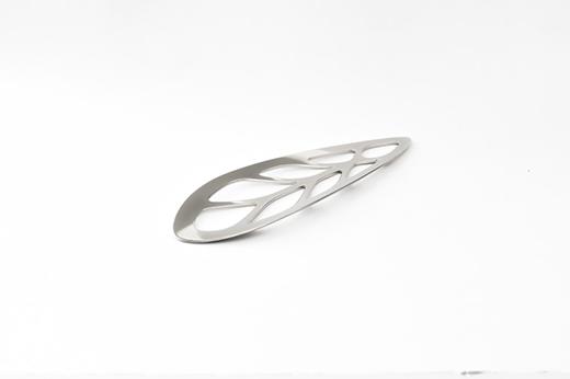 板金加工会社が製作する靴べら「メタルセンス　葉っぱB」