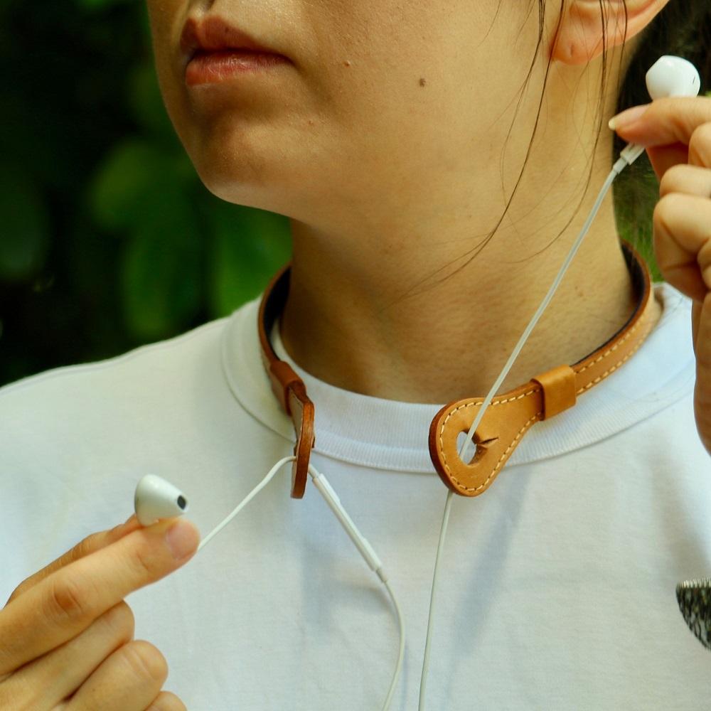 SKLO イヤホンネックホルダー iHooc　Mサイズ【Natural × 裏地 Beige】