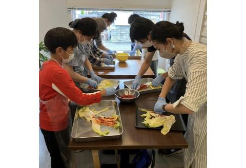 (団体貸切プラン9名様利用) 川崎名物キムチ専門店『おつけもの慶』工場見学およびキムチづくりと特別なランチ体験クーポンおよび川崎名品お土産セット付(9名様分)