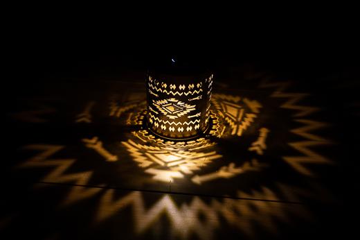 板金加工会社が製作する「Kumpel LEDランタンシェード ネイティブ柄」