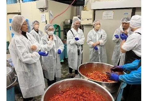 (団体貸切プラン9名様利用) 川崎名物キムチ専門店『おつけもの慶』工場見学およびキムチづくりと特別なランチ体験クーポンおよび川崎名品お土産セット付(9名様分)