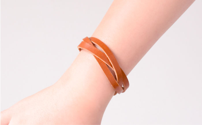 【選べるサイズ】牛革製 三つ編みブレスレット ＭサイズorＬサイズ【M.シダータのアトリエ】[AKAV012] Mサイズ