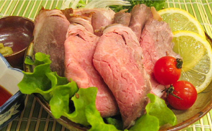 ローストビーフ・焼豚・骨なしスペアリブ 3点セット（牛刺し風ローストビーフ：380g、焼豚：360g、骨なしスペアリブ：300g）【横須賀商工会議所 おもてなしギフト事務局（有限会社田浦中央食品）】 [AKEO001]