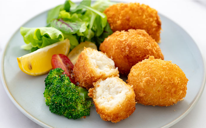 【全6回定期便】チキンクリームコロッケ 20個 1.1kg【有限会社丸伸商事】 [AKFH037]