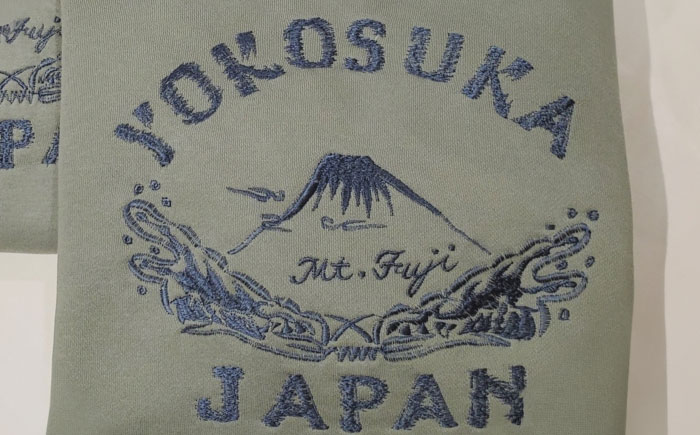 【Sサイズ】横須賀×富士山刺繍プルオーバーパーカー【有限会社エムシーハウス】 [AKAP021-1] Sサイズ