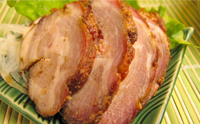 ローストビーフ・焼豚・骨なしスペアリブ 3点セット（牛刺し風ローストビーフ：380g、焼豚：360g、骨なしスペアリブ：300g）【横須賀商工会議所 おもてなしギフト事務局（有限会社田浦中央食品）】 [AKEO001]