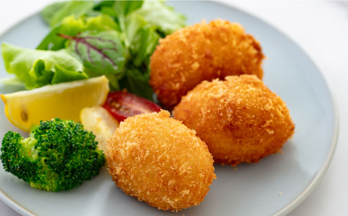 【全3回定期便】チキンクリームコロッケ 20個 1.1kg【有限会社丸伸商事】 [AKFH036]