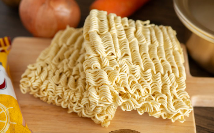 よこすか海軍カレーラーメン 94.5g（めん80g）×30個【横須賀商工会議所 おもてなしギフト事務局（株式会社ヤチヨ）】 [AKDZ003]