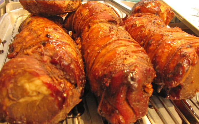 ローストビーフ・焼豚・骨なしスペアリブ 3点セット（牛刺し風ローストビーフ：380g、焼豚：360g、骨なしスペアリブ：300g）【横須賀商工会議所 おもてなしギフト事務局（有限会社田浦中央食品）】 [AKEO001]