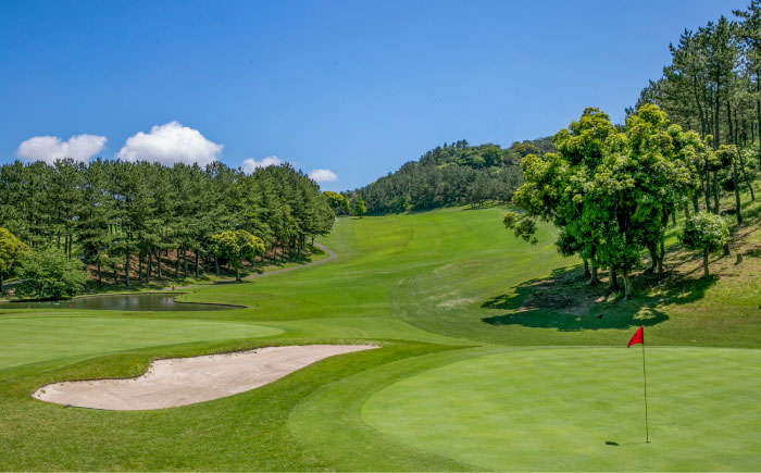 葉山国際カンツリー倶楽部 平日1名様セルフプレー券A（同伴者割引あり） / スポーツ ゴルフ リゾートコース 湘南 神奈川県 三浦半島【(株)葉山国際カンツリー倶楽部】 [AKID001]