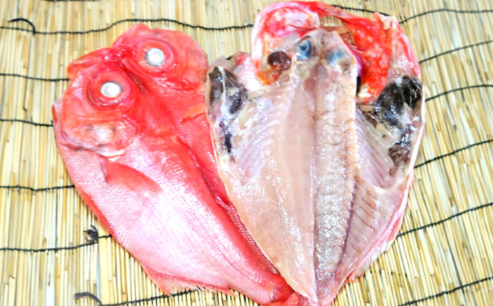 【全3回定期便】かながわブランド「三崎黒潮キンメ」鯛の特大干物 2枚入 約1400g セット【長井水産株式会社】 [AKAJ006]