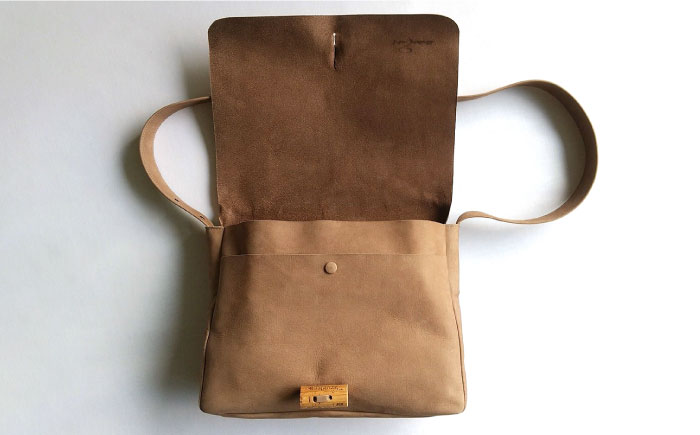 ハンドメイド 牛革製 ショルダーバッグ Lサイズ 【M.シダータのアトリエ】 [AKAV005]