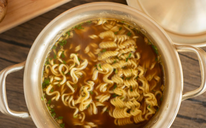 よこすか海軍カレーラーメン 94.5g（めん80g）×30個【横須賀商工会議所 おもてなしギフト事務局（株式会社ヤチヨ）】 [AKDZ003]