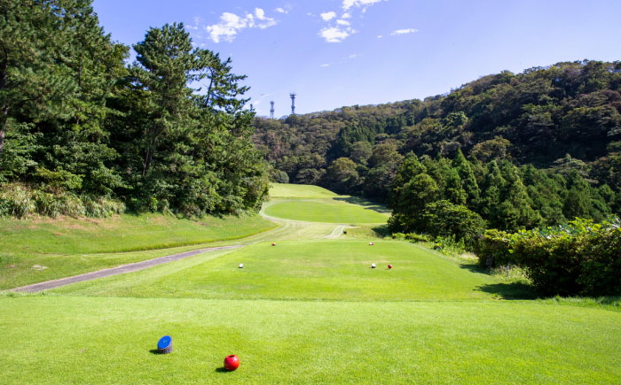 葉山国際カンツリー倶楽部 平日1名様セルフプレー券B（同伴者割引あり） / スポーツ ゴルフ リゾートコース 湘南 神奈川県 三浦半島【(株)葉山国際カンツリー倶楽部】 [AKID002]