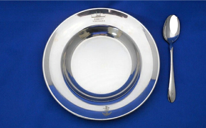 三笠カレー皿セット（カレー皿：直径23cm×深さ3cm、スプーン：長さ18cm）＆ハンドタオル（30cm×34cm、水色）【公益財団法人 三笠保存会】 [AKBC005]