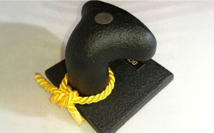 港のシンボル【YOKOSUKA】の刻印入り ミニボラード【横須賀商工会議所 おもてなしギフト事務局（株式会社イガエンジニアリングマテリアル）】 [AKDY003]