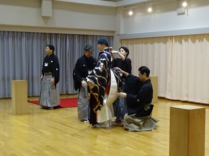 能楽師による能装束着附け＆能舞台の上で写真撮影