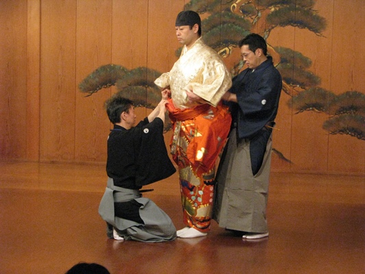 能楽師による能装束着附け＆能舞台の上で写真撮影