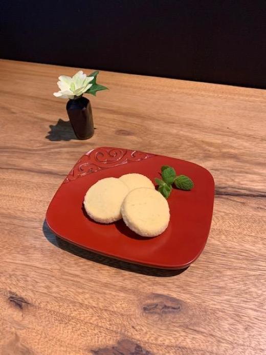 鎌倉彫　倶利文小皿　朱