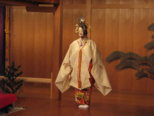 能楽師による能装束着附け＆能舞台の上で写真撮影