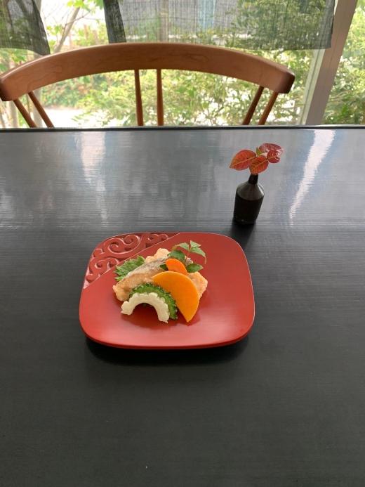 鎌倉彫　倶利文小皿　朱