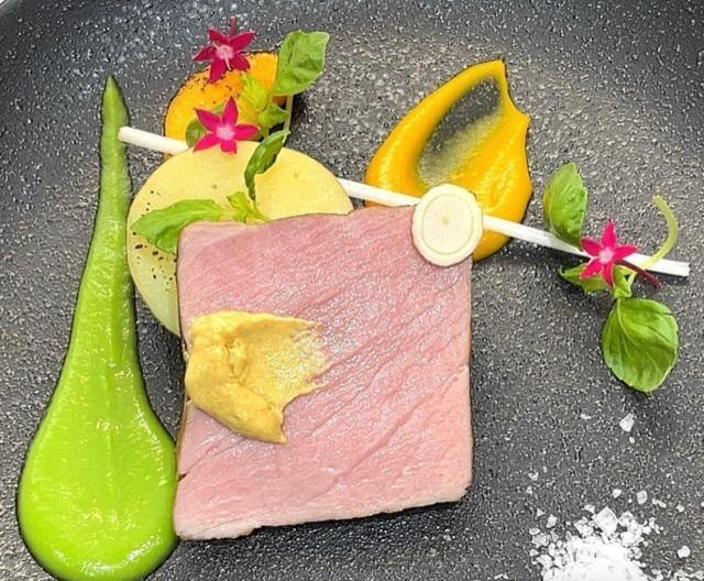 人気のクラシックなミートソーススパゲッティを含むランチコース　1名様分