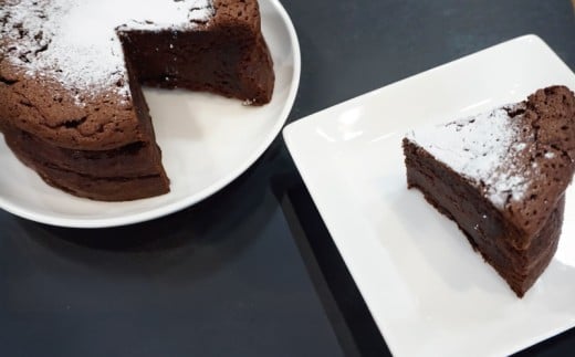 ガトーショコラ 1 ホール ケーキ けーき 濃厚 クラシックショコラ チョコレート チョコ 菓子 洋菓子 焼き菓子 お菓子 おかし スイーツ すいーつ おやつ 美味しい 手作り ドルチェ デザート ギフト プレゼント 贈り物 誕生日 ご褒美 お取り寄せ 人気 モングーテ モン・グーテ 神奈川 湘南 藤沢