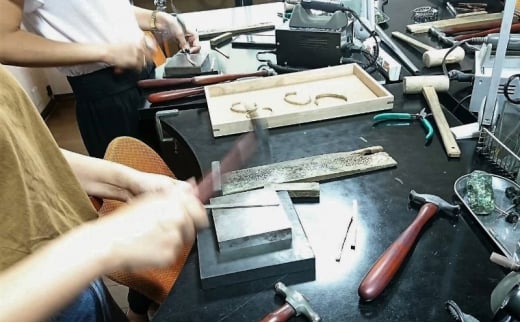 彫金 シルバー 槌目バングル 制作 体験 コース 2名 初心者 指輪 湘南 江の島