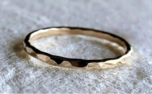 アクセサリー K14GF 槌目リング 2ミリ幅 選べるサイズ 指輪 アクセサリー ジュエリー K14 ゴールドフィルド リング レディース メンズ ペア シンプル 一点もの 華奢リング ピンキーリング ペアリング かわいい おしゃれ プレゼント ギフト 贈り物 10000円 FABBRICA OSAWA 神奈川 湘南 藤沢