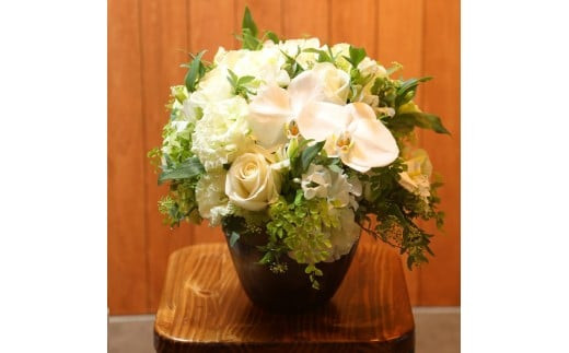 お供え　アレンジメント　Ｍサイズ【葬儀 お悔み 献花 献花用 弔辞 お盆 お彼岸 周忌 フラワーアレンジメント 世界らん展 フラワードリームジャパンカップ 約幅30cm奥行き30cm高さ35cm 神奈川県 小田原市 】