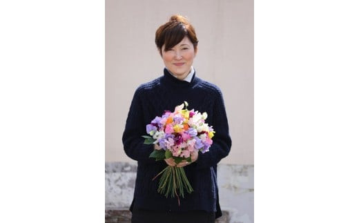 旬のお花で季節の花束【旬のお花で季節の花束 世界らん展 フラワードリームジャパンカップ 国内主要コンテスト受賞 贈り物 フラワーライフ 生活の彩 お部屋の彩 約 幅30cm、奥行き30cm、高さ35cm 神奈川県 小田原市 】