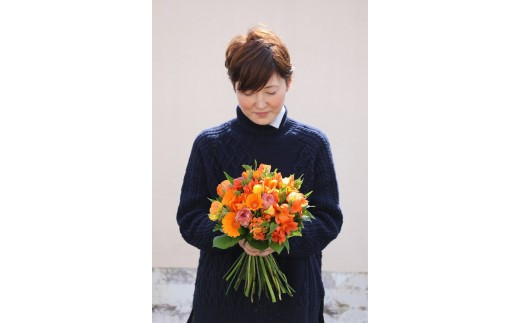 季節の花束と花瓶のセット　Mサイズ【季節の花束と花瓶 Mサイズ 世界らん展 フラワードリームジャパンカップ 国内主要コンテスト受賞 贈り物 フラワーライフ 生活の彩 お部屋の彩 神奈川県 小田原市 】