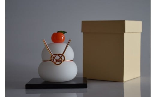 ガラスの鏡餅(黒台付き）サンドブラスト加工＜Mサイズ＞【鏡餅 サンドブラスト加工 ガラス お正月 鏡餅約10m×約8cm 黒台12cm×9cm ハンドメイド 職人手作り 工芸品 伝統工房で作成 老舗ガラス工房 神奈川県 小田原市 】