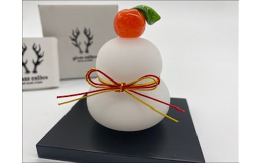 ガラスの鏡餅サンドブラスト加工＜Sサイズ＞【鏡餅 サンドブラスト加工 ガラス お正月 鏡餅約7cm×約6cm 黒台9cm×7.5cm ハンドメイド 職人手作り 工芸品 伝統工房で作成 老舗ガラス工房 神奈川県 小田原市 】