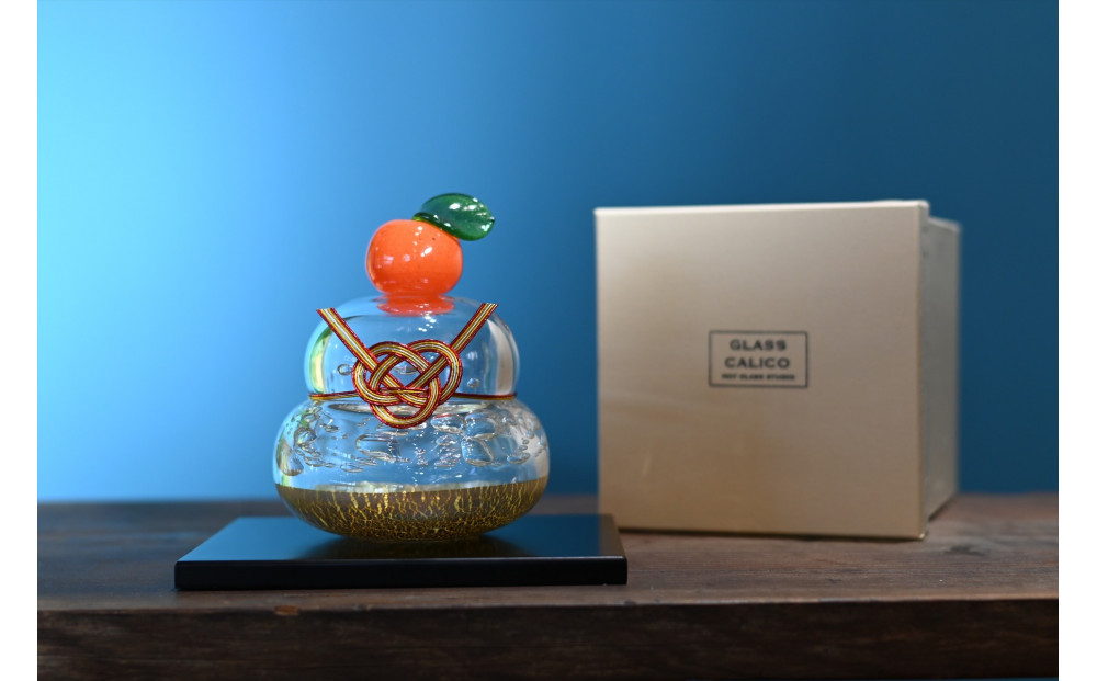 ガラスの鏡餅(黒台付き）銀箔使用＜Lサイズ＞【鏡餅 吹きガラス工房 ガラス お正月 鏡餅約13cm×約10cm 黒台15cm×12cm ハンドメイド 職人手作り 工芸品 伝統工房で作成 老舗ガラス工房 神奈川県 小田原市 】