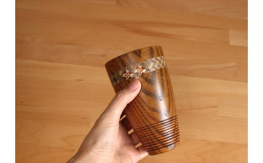 【箱根寄木細工をあしらった木製ジョッキ２点セット】保冷性に優れ、木肌のつくるクリーミーな泡立ちが格別の一杯に【キッチン用品 食器 雑貨 日用品 木製食器　職人メイド 工芸品 職人の手作り おしゃれ食器 神奈川県 小田原市 】