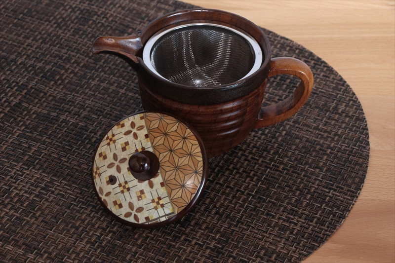 【箱根寄木細工　ティーポット＆マグカップセット】軽くて割れにくく保温性が高い木製ティーセットを、寄木細工で彩りました。【 キッチン用品 食器 雑貨 日用品 木製食器　職人メイド 工芸品 職人の手作り おしゃれ食器 神奈川県 小田原市 】