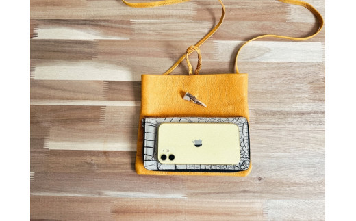 鹿の角ボタンのウォーカーズサコッシュ(イエロー)【 神奈川県 小田原市 】