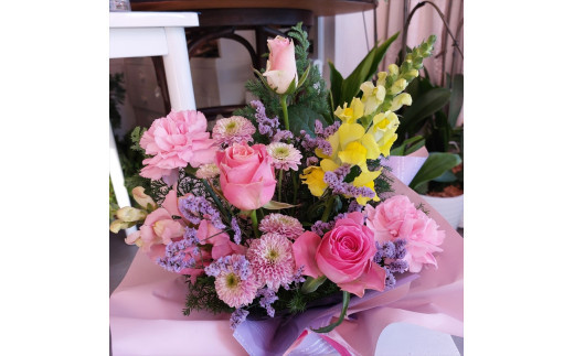 季節の生花アレンジ　Sサイズ 【 フラワー アレンジメント お花 ギフト プレゼント 贈り物 誕生日 お祝い 神奈川県 小田原市 】