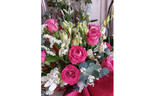 季節の生花アレンジ　Mサイズ 【 フラワー アレンジメント お花 ギフト プレゼント 贈り物 誕生日 お祝い 神奈川県 小田原市 】