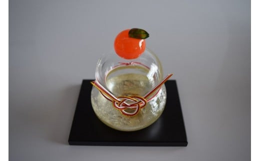 ガラスの鏡餅(黒台付き）銀箔使用＜Mサイズ＞【鏡餅 吹きガラス工房 ガラス お正月 鏡餅約10m×約8cm 黒台12cm×9cm ハンドメイド 職人手作り 工芸品 伝統工房で作成 老舗ガラス工房 神奈川県 小田原市 】