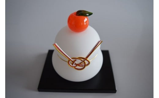 ガラスの鏡餅(黒台付き）サンドブラスト加工＜Mサイズ＞【鏡餅 サンドブラスト加工 ガラス お正月 鏡餅約10m×約8cm 黒台12cm×9cm ハンドメイド 職人手作り 工芸品 伝統工房で作成 老舗ガラス工房 神奈川県 小田原市 】