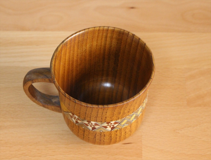 【箱根寄木細工　マグカップ2点セット】軽くて割れにくく保温性が高い木製カップを、寄木細工で彩りました。【 キッチン用品 食器 雑貨 日用品 木製食器　職人メイド 工芸品 職人の手作り おしゃれ食器 神奈川県 小田原市 】