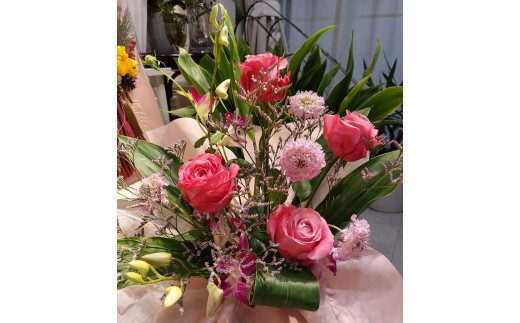 季節の生花アレンジ　Mサイズ 【 フラワー アレンジメント お花 ギフト プレゼント 贈り物 誕生日 お祝い 神奈川県 小田原市 】