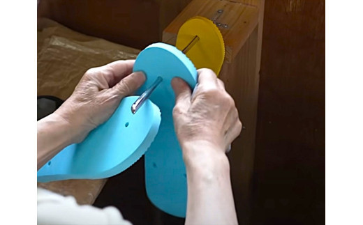 海にかえる生分解性の国産ビーチサンダル「SIX LINE」☆小田原城型フローティングキーホルダー付き ソール：ネイビー×鼻緒：ホワイト・23cm【高島屋選定品】