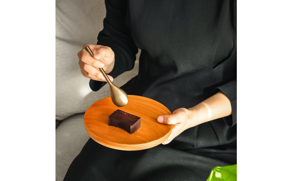 欅の仁取皿と生ガトーショコラ。小田原の伝統を受け継いだお皿と小田原の極上スイーツ(300g)のコラボ商品【チョコレート 特濃厚 濃密な味わい 極上の口溶け 極上のチョコレート 一流の料理人 カカオの風味やコク カカオ 至極の逸品 神奈川県 小田原市 】