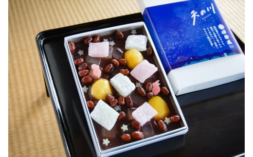 【うさぎや星が夜空に浮かぶ“進化系ネオ和菓子”】夏の夜空に見立てた“あんみつ風“水羊羹「天の川」 創業昭和10年 小田原 伊勢屋〈出荷時期:2025年6月15日～2025年8月31日〉【 和菓子店 神奈川県 小田原市 】