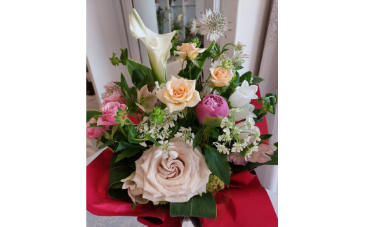 季節の生花アレンジ　Mサイズ 【 フラワー アレンジメント お花 ギフト プレゼント 贈り物 誕生日 お祝い 神奈川県 小田原市 】