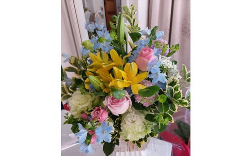 季節の生花アレンジ　Lサイズ 【 フラワー アレンジメント お花 ギフト プレゼント 贈り物 誕生日 お祝い 神奈川県 小田原市 】