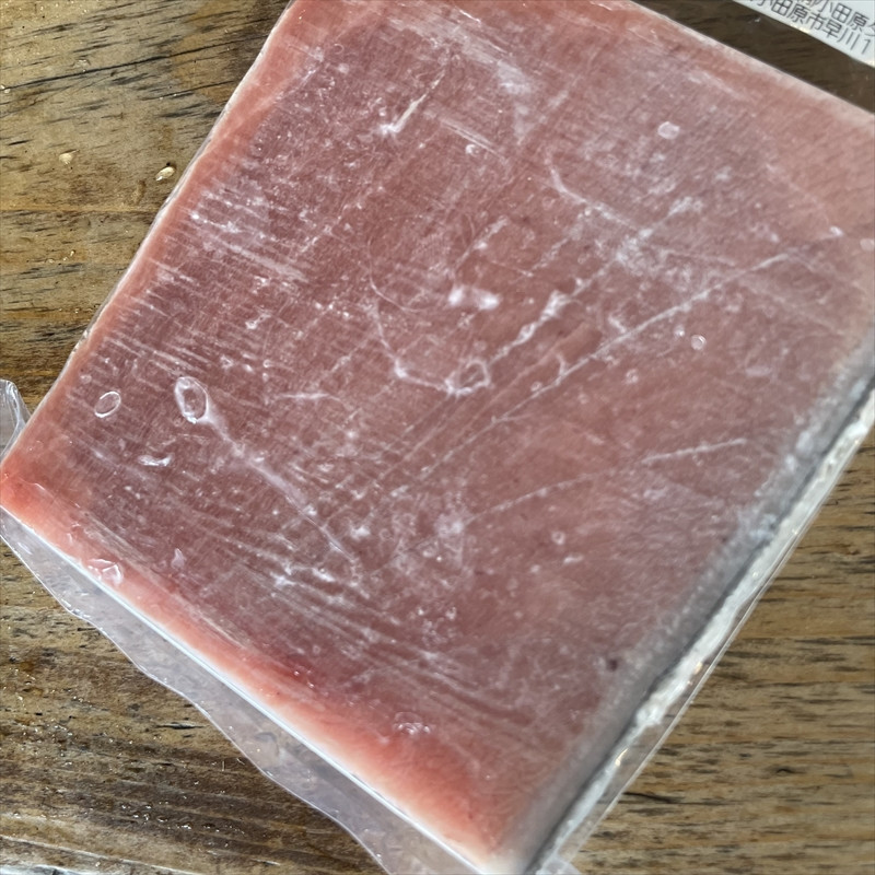 貴重な天然本鮪 中トロ 約200g 2柵　約3 4人前●くどくない上質な脂が美味しい！【とろ マグロ 惣菜 海鮮 お取り寄せ 御中元 お中元 お歳暮 父の日 母の日 贈り物 日本酒 焼酎】【神奈川県小田原市早川】